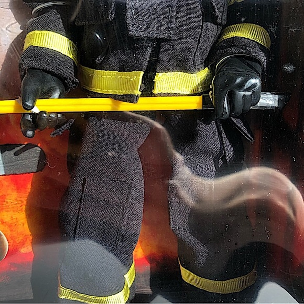 GI JOE Search & Rescue Firefighter MIB - Picture 6 of 14